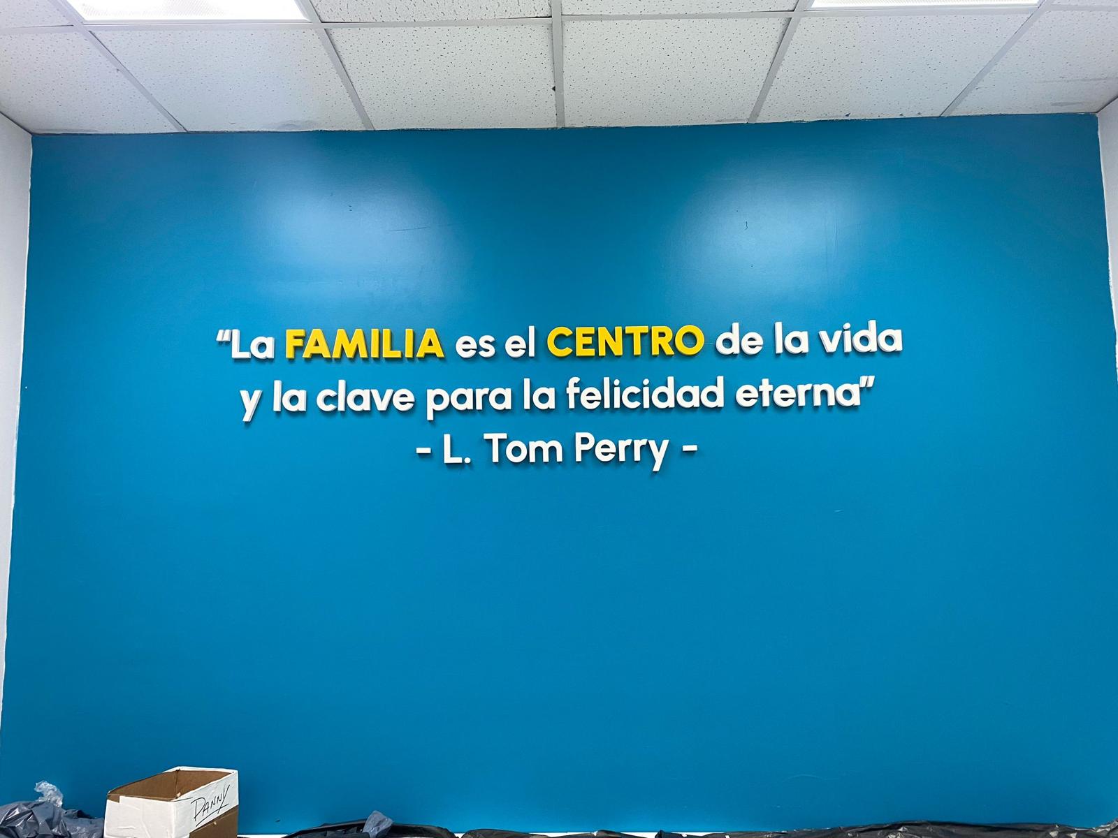 Dimensional Spanish quote lettering on a teal wall